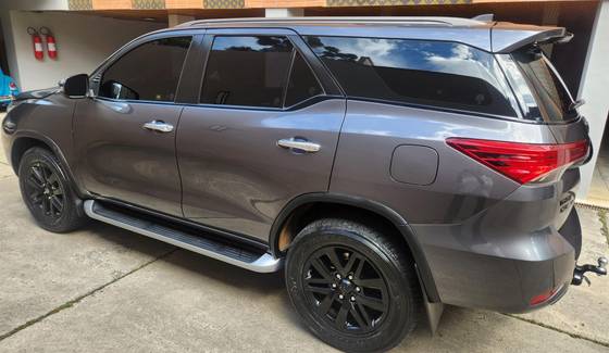 TOYOTA HILUX SW4 2.8 SRX 4X4 7 LUGARES 16V TURBO INTERCOOLER DIESEL 4P AUTOMÁTICO TOYOTA HILUX SW4 2.8 SRX 4X4 7 LUGARES 16V TURBO INTERCOOLER DIESEL 4P AUTOMÁTICO